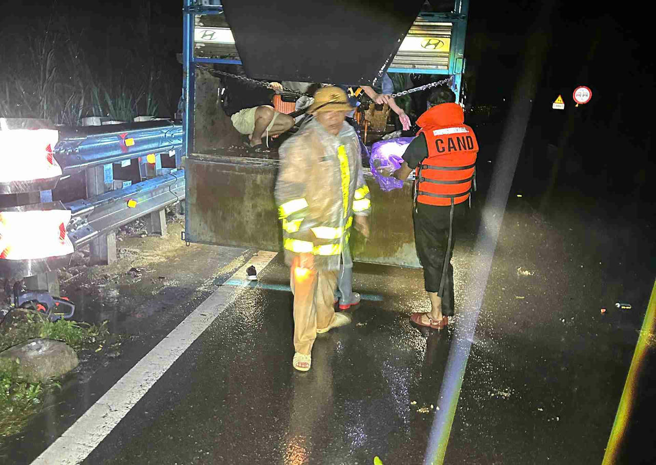 Các lực lượng chức năng mở đường, tiếp cận hiện trường trong điều kiện mưa lớn và sạt lở phức tạp.