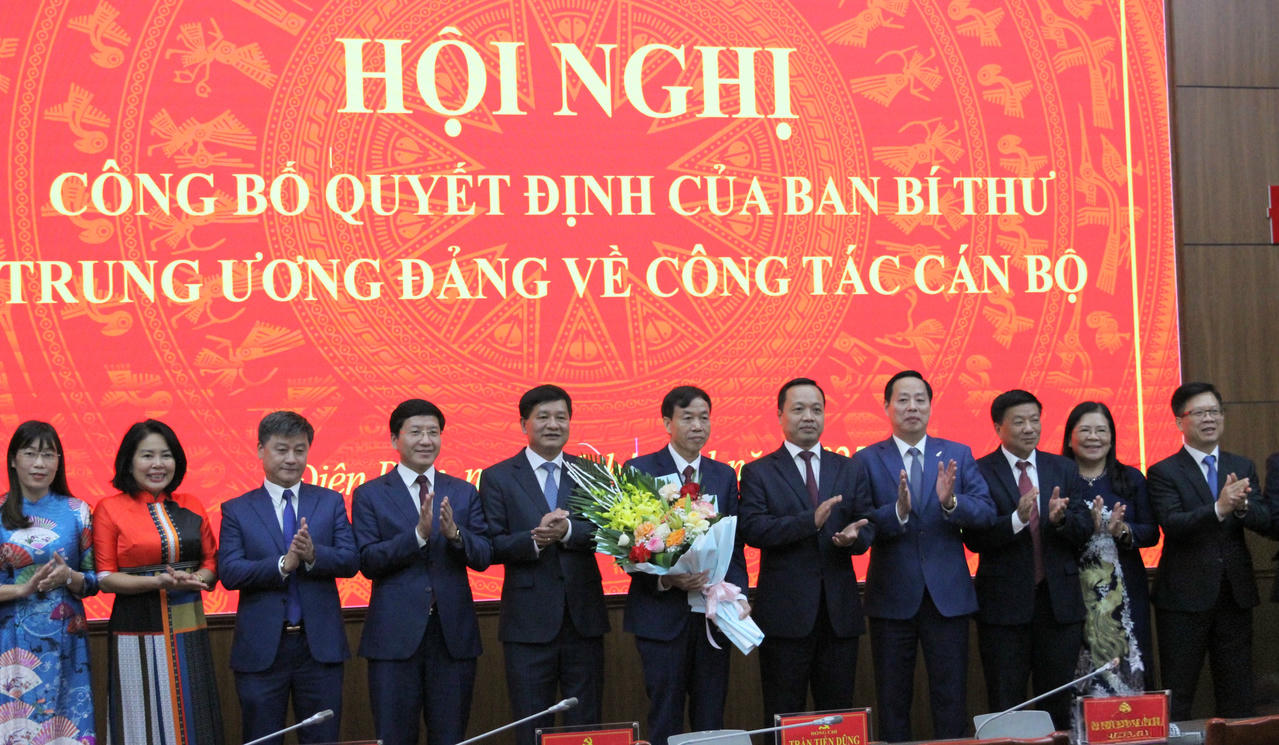 Ban Thường vụ Tỉnh ủy Điện Biên tặng hoa chúc mừng đồng chí Lê Văn Lương - Phó Bí thư Tỉnh ủy Điện Biên, nhiệm kỳ 2025-2030.