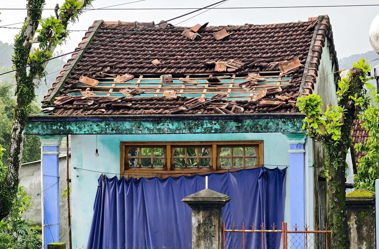 Đà Nẵng: Lốc xoáy lúc nửa đêm làm hơn 80 nhà tốc mái, 4 người bị thương