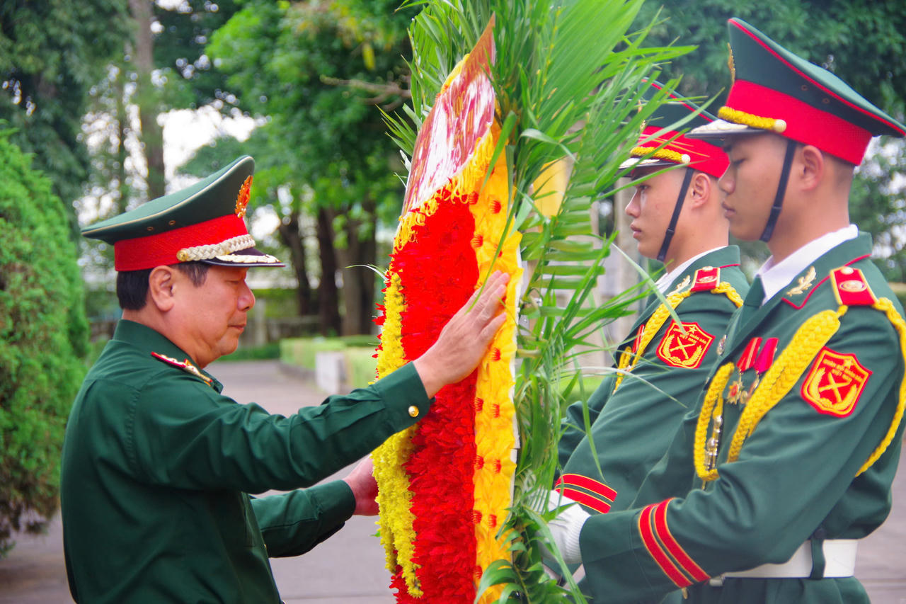Dâng hương tri ân liệt sĩ và tặng quà cho các nhân chứng lịch sử chiến thắng Plei Me