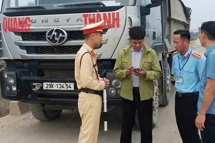 Hải Phòng: Xử lý xe chở quá tải lưu thông trên tuyến đê qua địa bàn Dương Kinh
