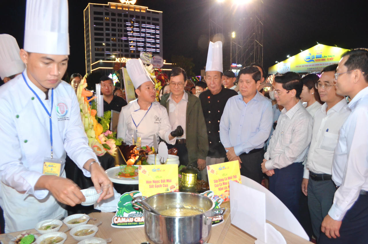 Lãnh đạo tỉnh Cà Mau tham quan không gian ẩm thực của chương trình “Quảng diễn các món ngon từ cua Cà Mau kết hợp với đặc sản của 34 tỉnh, thành phố”.