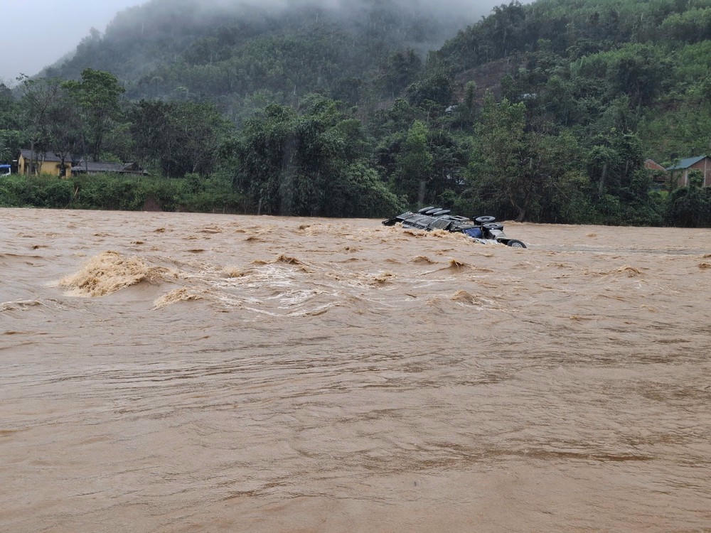 Xe container vượt ngầm tràn ở Quảng Trị bị lũ cuốn, tài xế mất tích