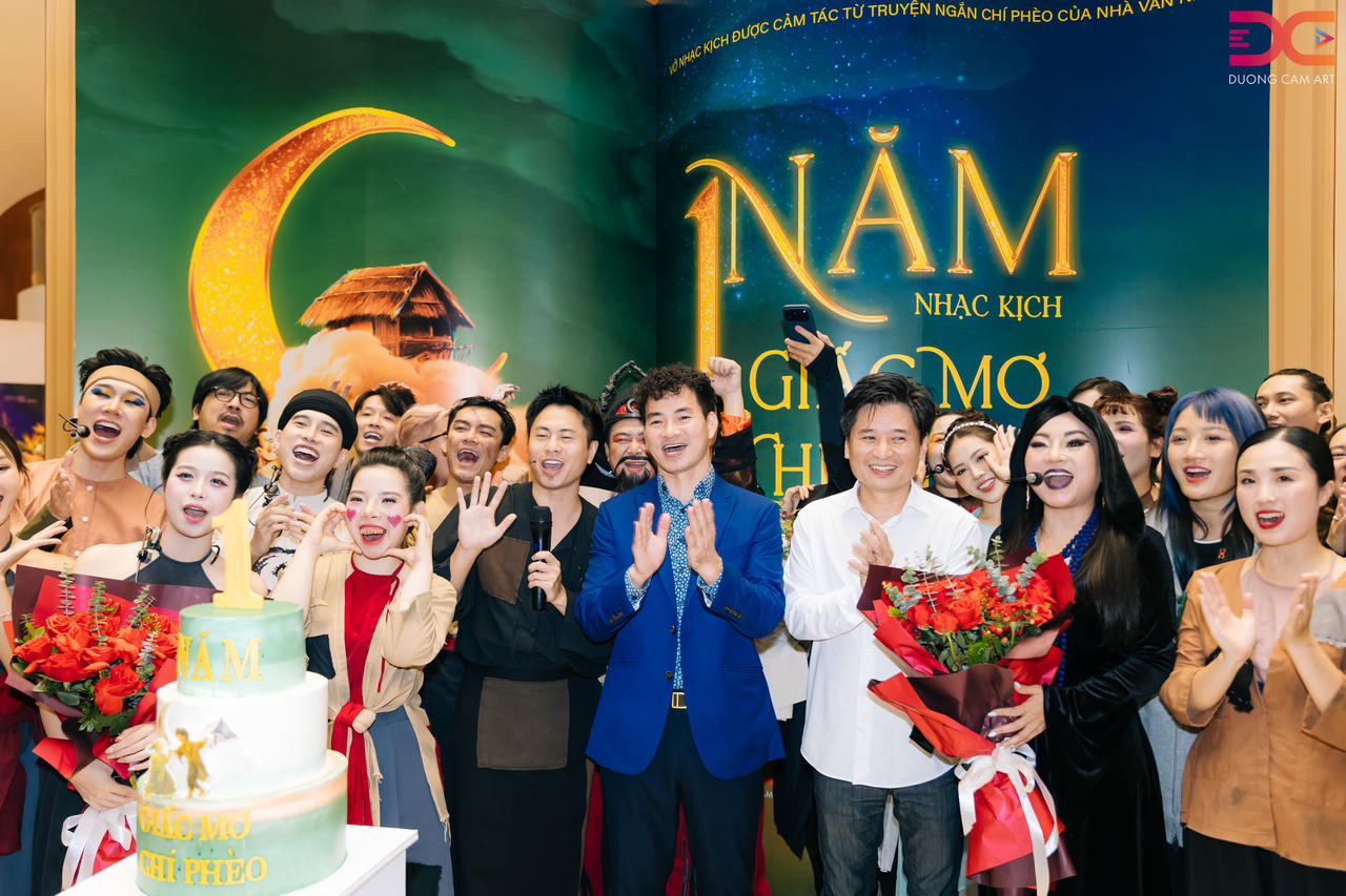 Cục trưởng Cục Nghệ thuật biểu diễn Xuân Bắc và các nghệ sĩ tham gia "Giấc mơ Chí Phèo". Ảnh PV