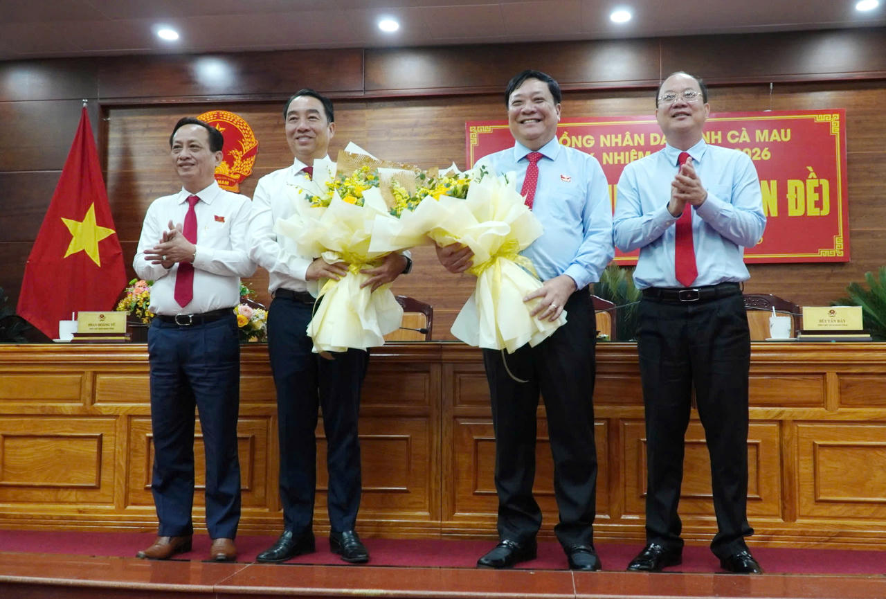 Ông Nguyễn Hồ Hải – Bí thư Tỉnh ủy Cà Mau (bên phải) cùng ông Phạm Văn Thiều – Phó Bí thư Tỉnh ủy, Chủ tịch HĐND tỉnh (bên trái) tặng hoa chúc mừng ông Lữ Quang Ngời và ông Phạm Thành Ngại.