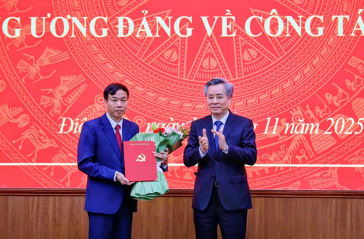 Ông Nguyễn Quang Dương - Phó Trưởng ban Tổ chức Trung ương trao quyết định, tặng hoa chúc mừng ông Lê Văn Lương - Tân Phó Bí thư Tỉnh ủy Điện Biên.