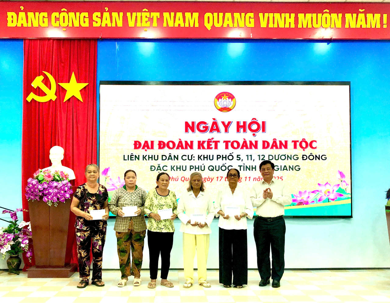 Chủ tịch UBND tỉnh An Giang Hồ Văn Mừng trao tặng 10 phần quà cho các hộ gia đình.