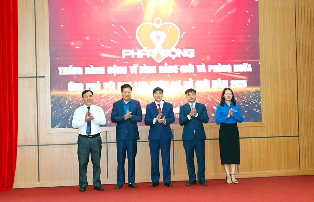 Các đại biểu thực hiện nghi thức bấm nút khởi động Tháng hành động vì bình đẳng giới và phòng ngừa, ứng phó với bạo lực trên cơ sở giới 2025.