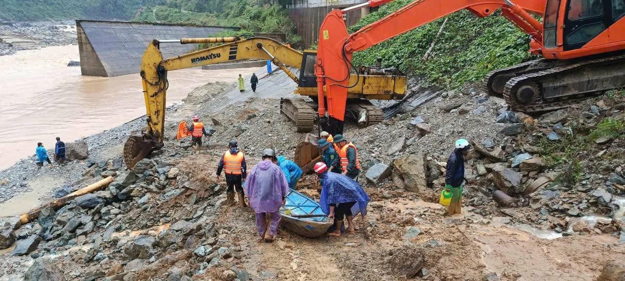 Lực lượng chức năng huy động phương tiện giải cứu người dân bị mắc kẹt. 