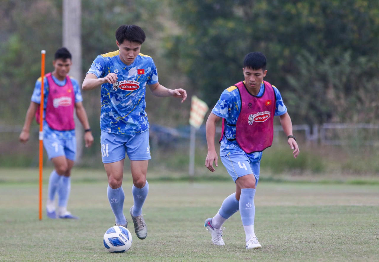 Gia Bảo (trái) lần đầu được gọi lên đội tuyển quốc gia