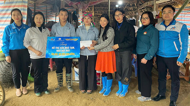 Các đại biểu trao hỗ trợ xây dựng nhà ở cho người dân tại huyện Hàm Yên. (Ảnh: PV)