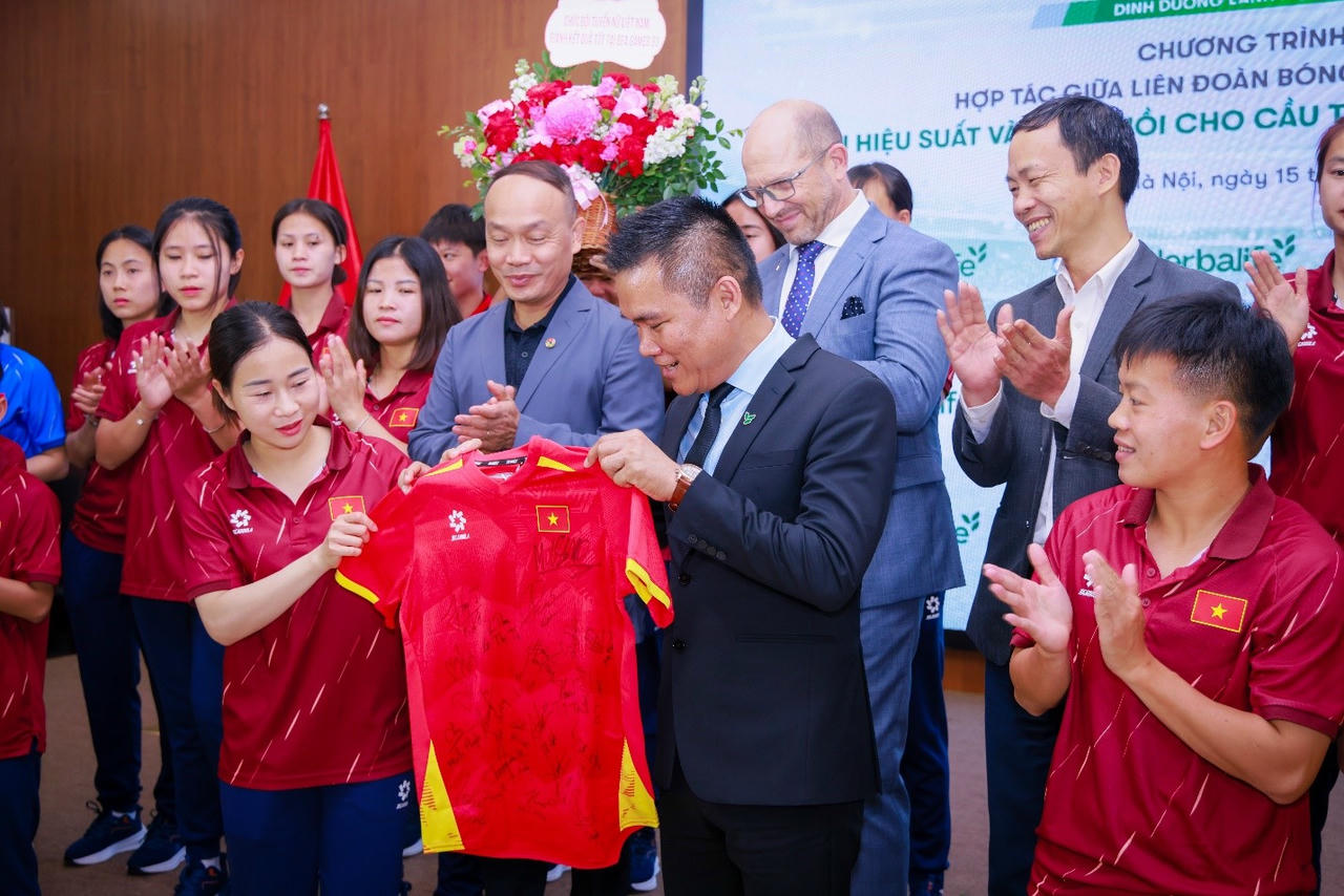 Herbalife Việt Nam đào tạo dinh dưỡng thể thao cho huấn luyện viên và cầu thủ cùng Liên đoàn Bóng đá Việt Nam