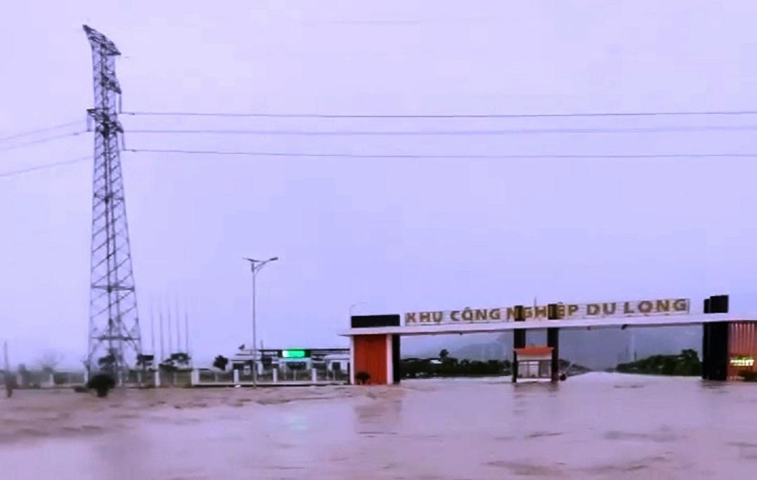 Nhiều khu vực trên địa bàn miền Trung - Tây Nguyên đang ngập sâu. 