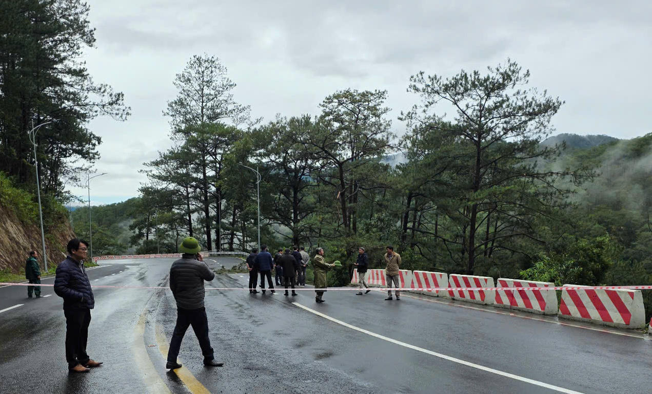 Đèo Prenn cũng sạt lở nghiêm trọng.