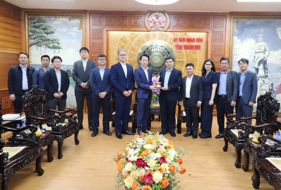 Chủ tịch UBND tỉnh Thanh Hóa Nguyễn Hoài Anh tặng quà lưu niệm cho lãnh đạo Tập đoàn Sumitomo.