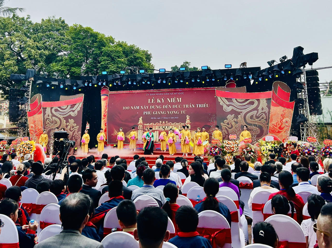 Đông đảo người dân, khách thập phương về dự lễ kỷ niệm 100 năm xây dựng đền Đức Trần Triều (ảnh Bảo Châu).