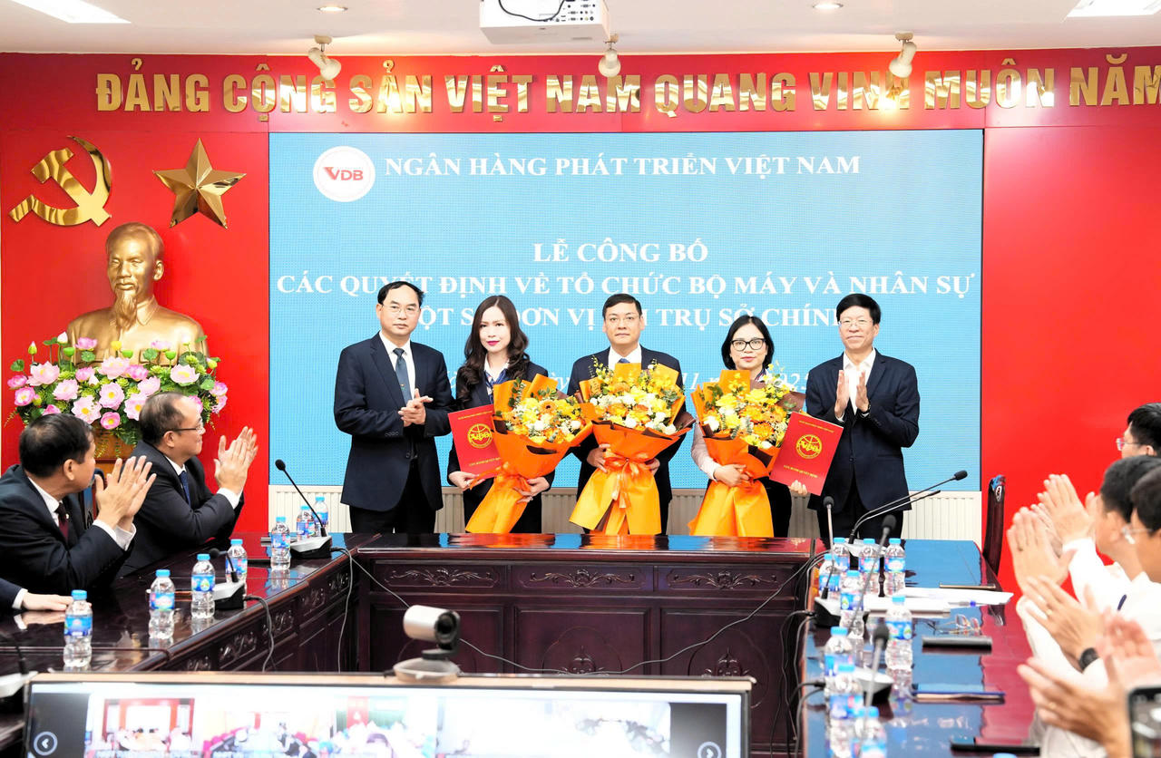 Công bố các quyết định về tổ chức bộ máy, nhân sự; thành lập thêm 02 đơn vị cấp Ban tại Trụ sở chính VDB