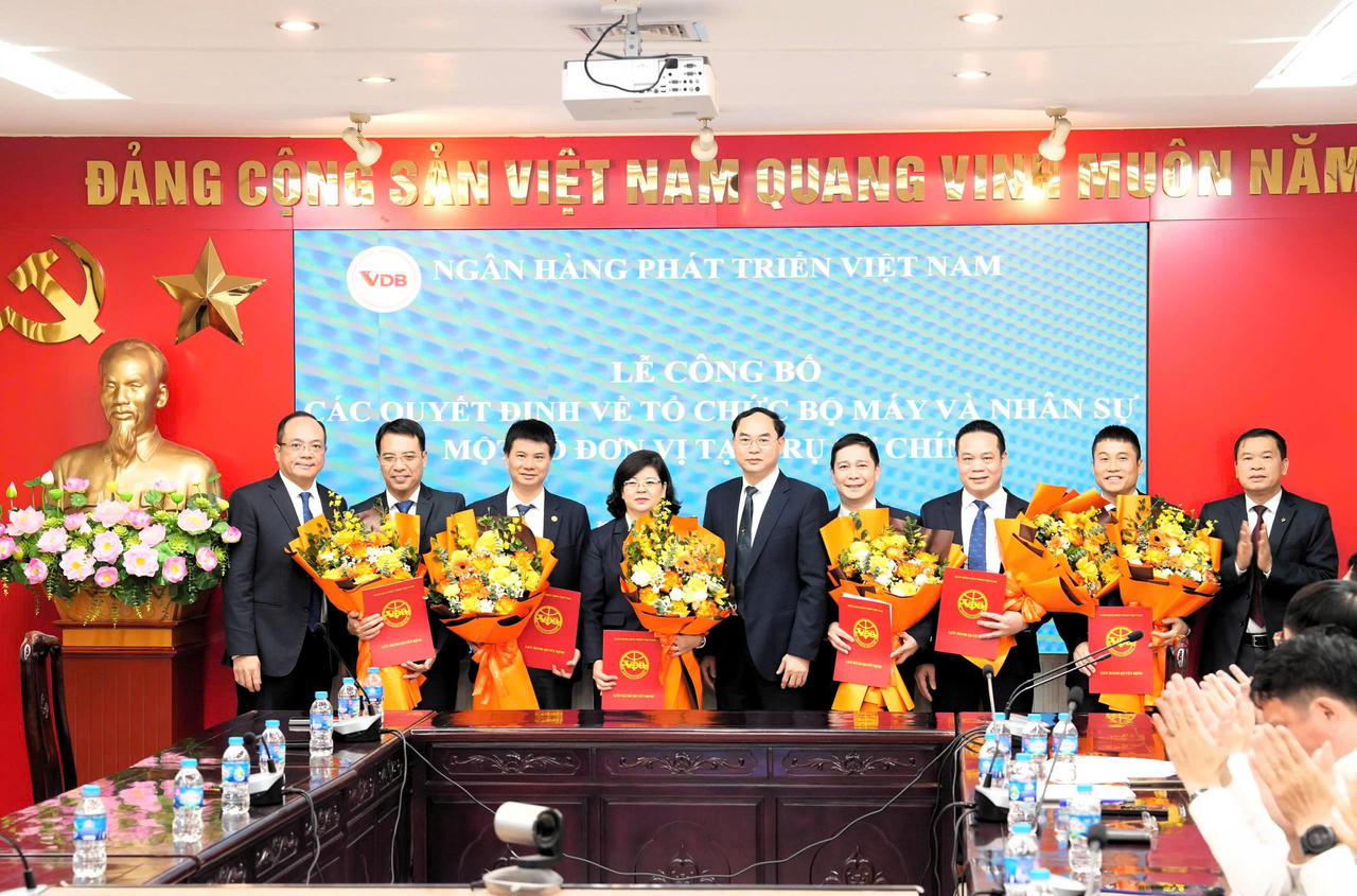 Công bố các quyết định về tổ chức bộ máy, nhân sự; thành lập thêm 02 đơn vị cấp Ban tại Trụ sở chính VDB