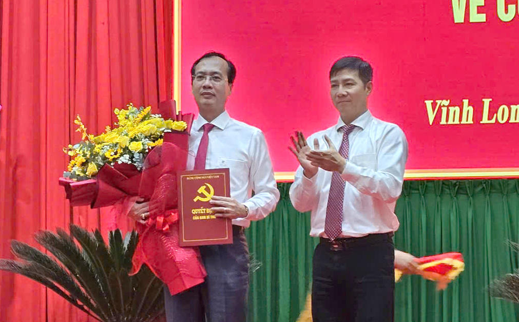 Ông Trần Trí Quang – Tân Phó Bí thư Tỉnh ủy Vĩnh Long nhận quyết định và hoa chúc mừng.