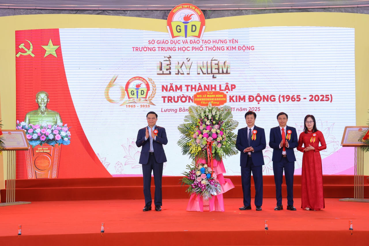 Chủ tịch HĐTV Petrovietnam Lê Mạnh Hùng tặng hoa chúc mừng thầy và trò Trường THPT Kim Động nhân dịp 60 năm thành lập trường. (Ảnh: Petrovietnam)