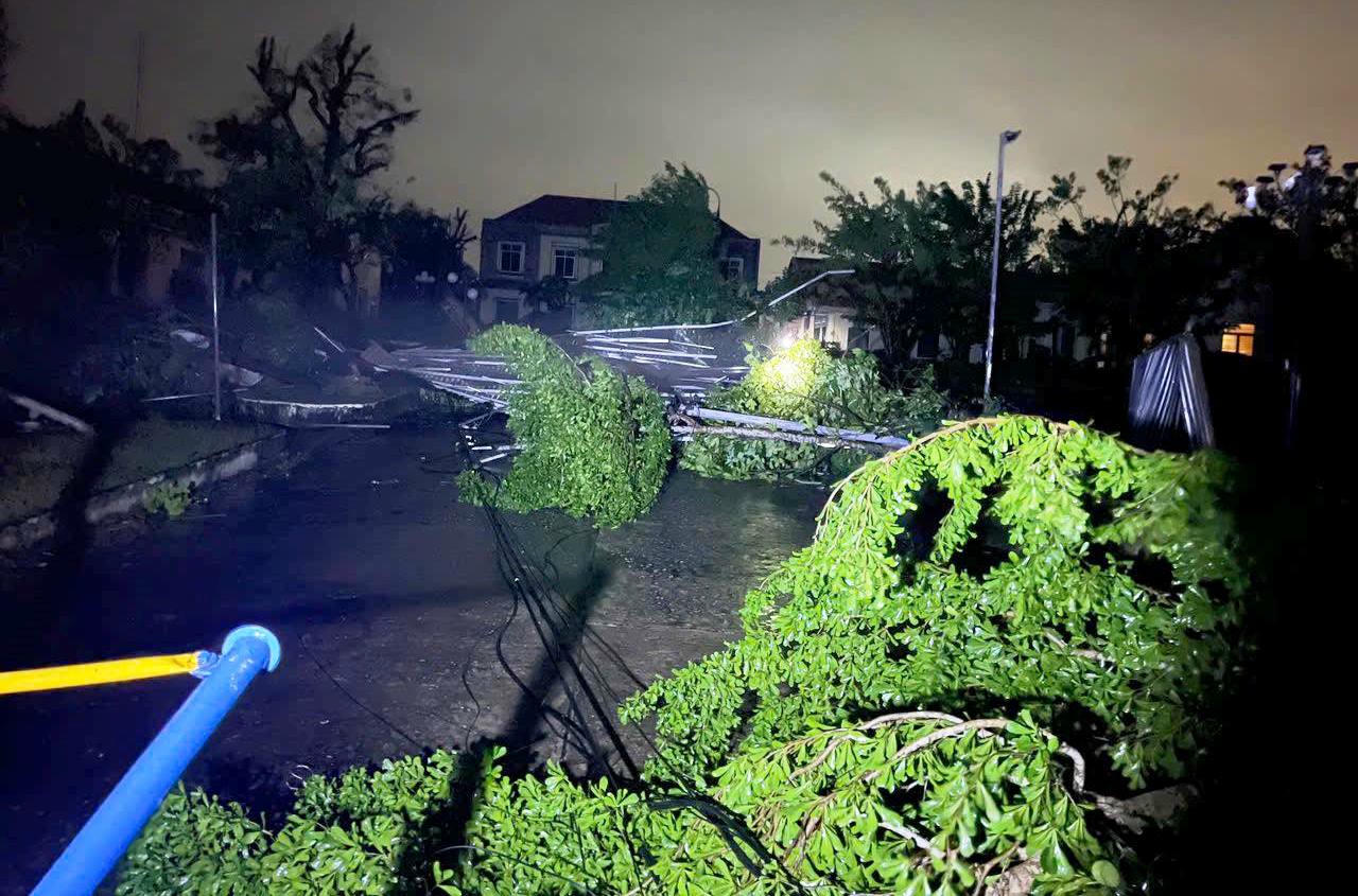 Đà Nẵng: Lốc xoáy lúc nửa đêm làm hơn 80 nhà tốc mái, 4 người bị thương