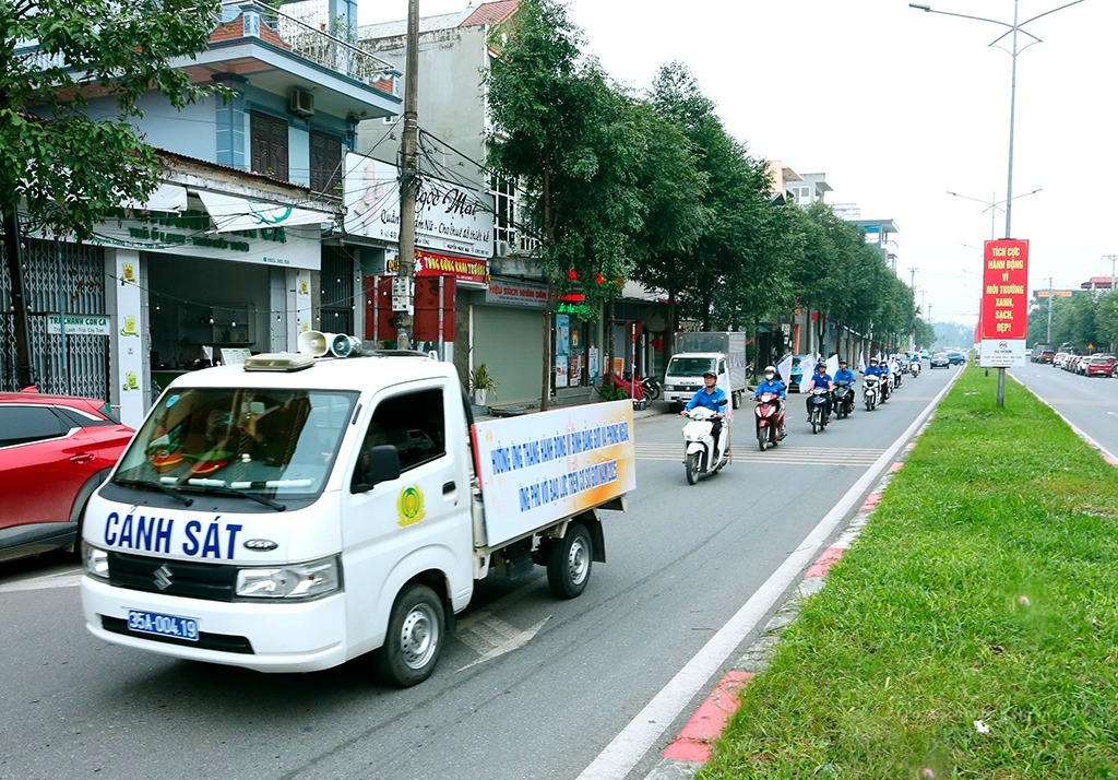 Tổ chức diễu hành trên các tuyến đường trung tâm phường Hoa Lư