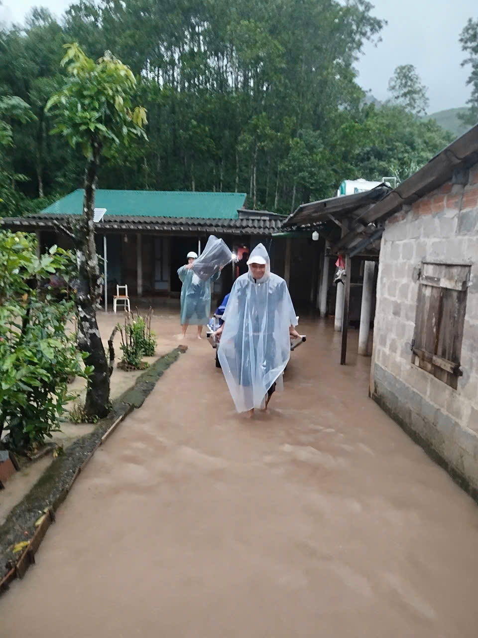 Xã Ba Lòng hỗ trợ đưa người dân đến nơi an toàn trong mưa lớn.