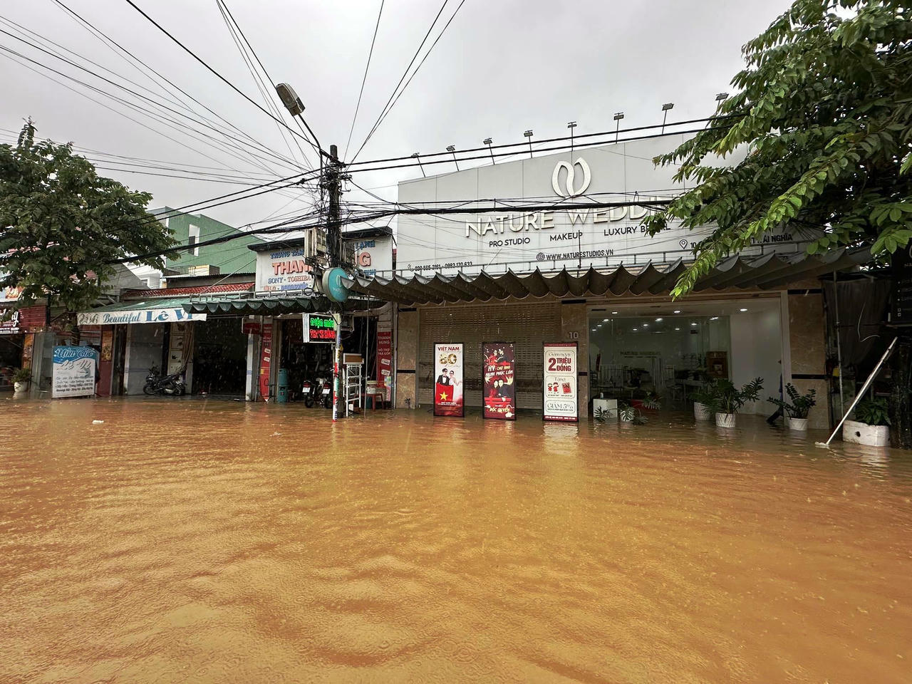 Đà Nẵng ngập trở lại, vùng rốn lũ trắng đêm kê đồ chạy lụt