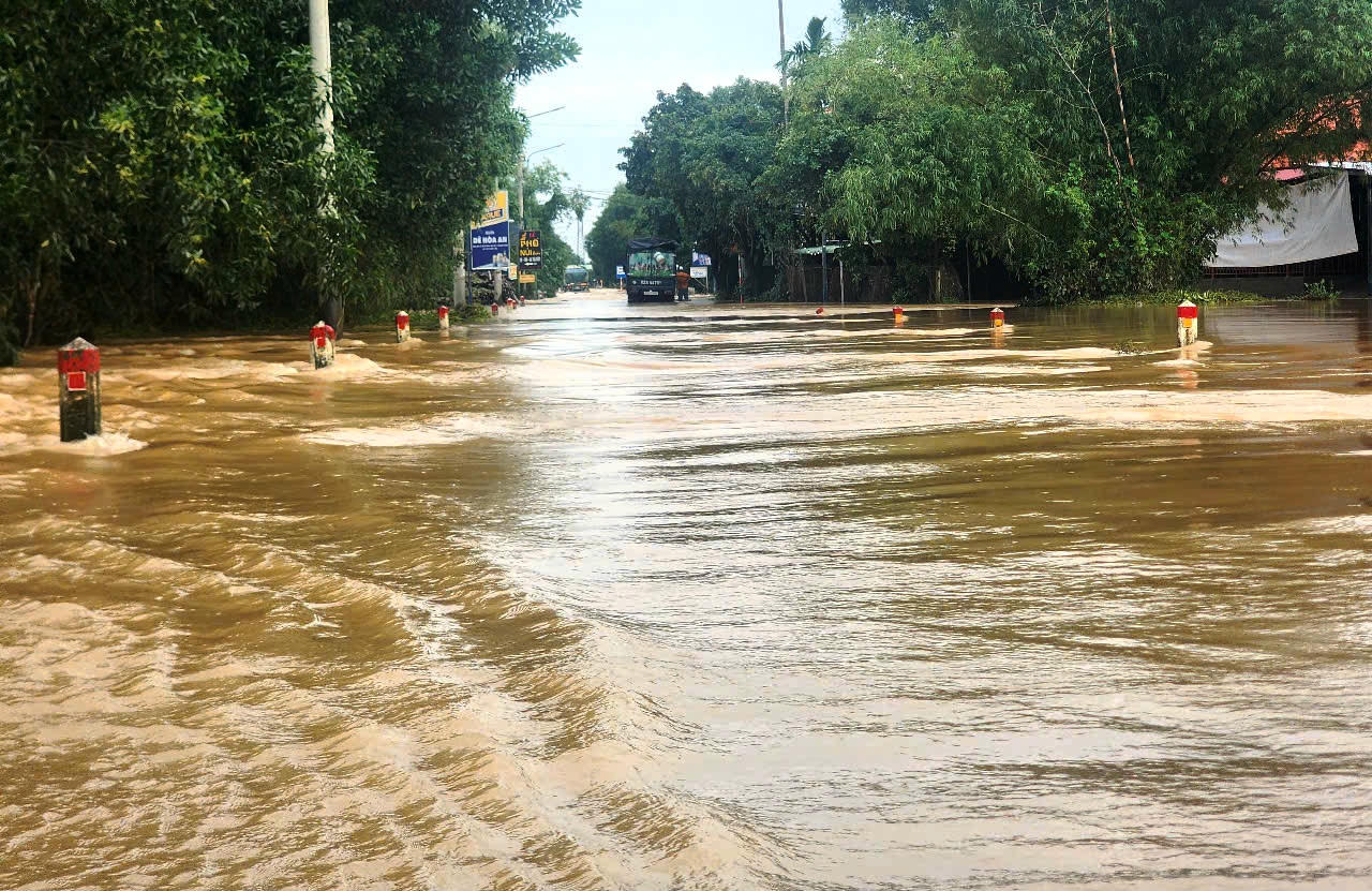 Đà Nẵng ngập trở lại, vùng rốn lũ trắng đêm kê đồ chạy lụt
