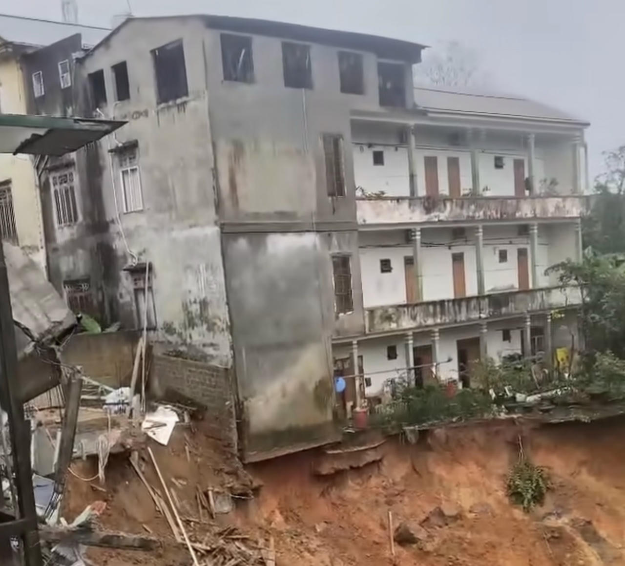 Sạt lở đất tại xã Khe Sanh, nhiều nhà dân có nguy cơ đổ sập.