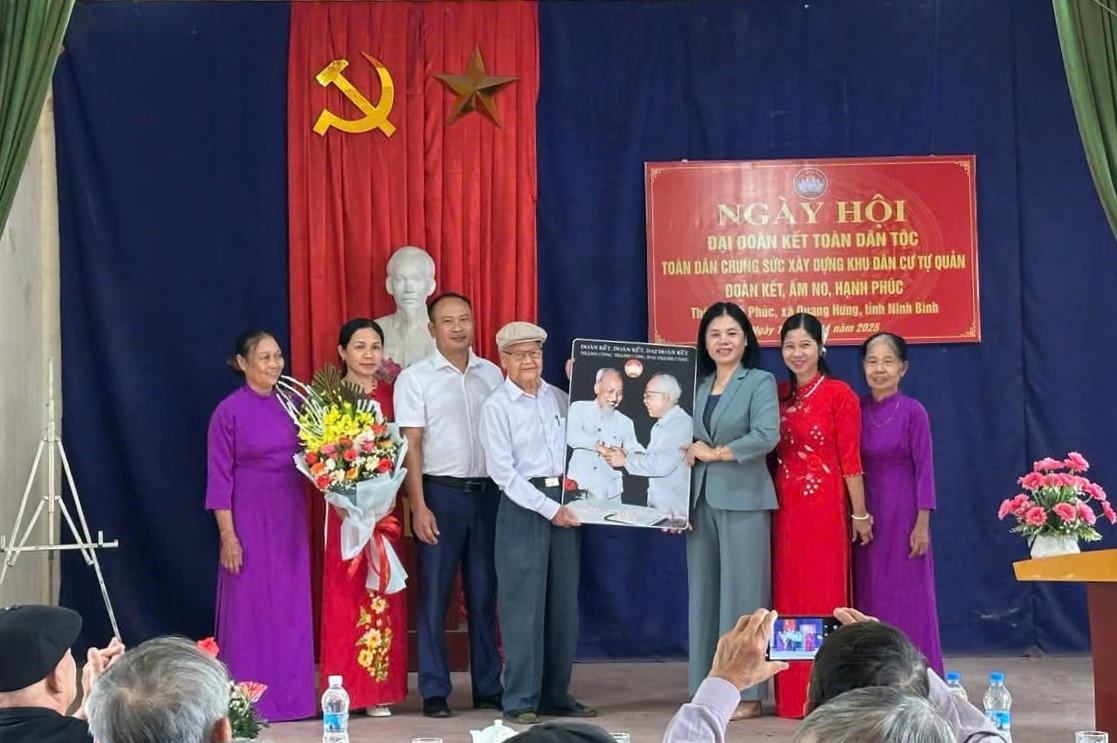 Bà Trần Thị Định - Tỉnh ủy viên - Bí thư Đảng bộ, chủ tịch HĐND xã Quang Hưng dự và tặng quà thôn Hạnh Phúc.