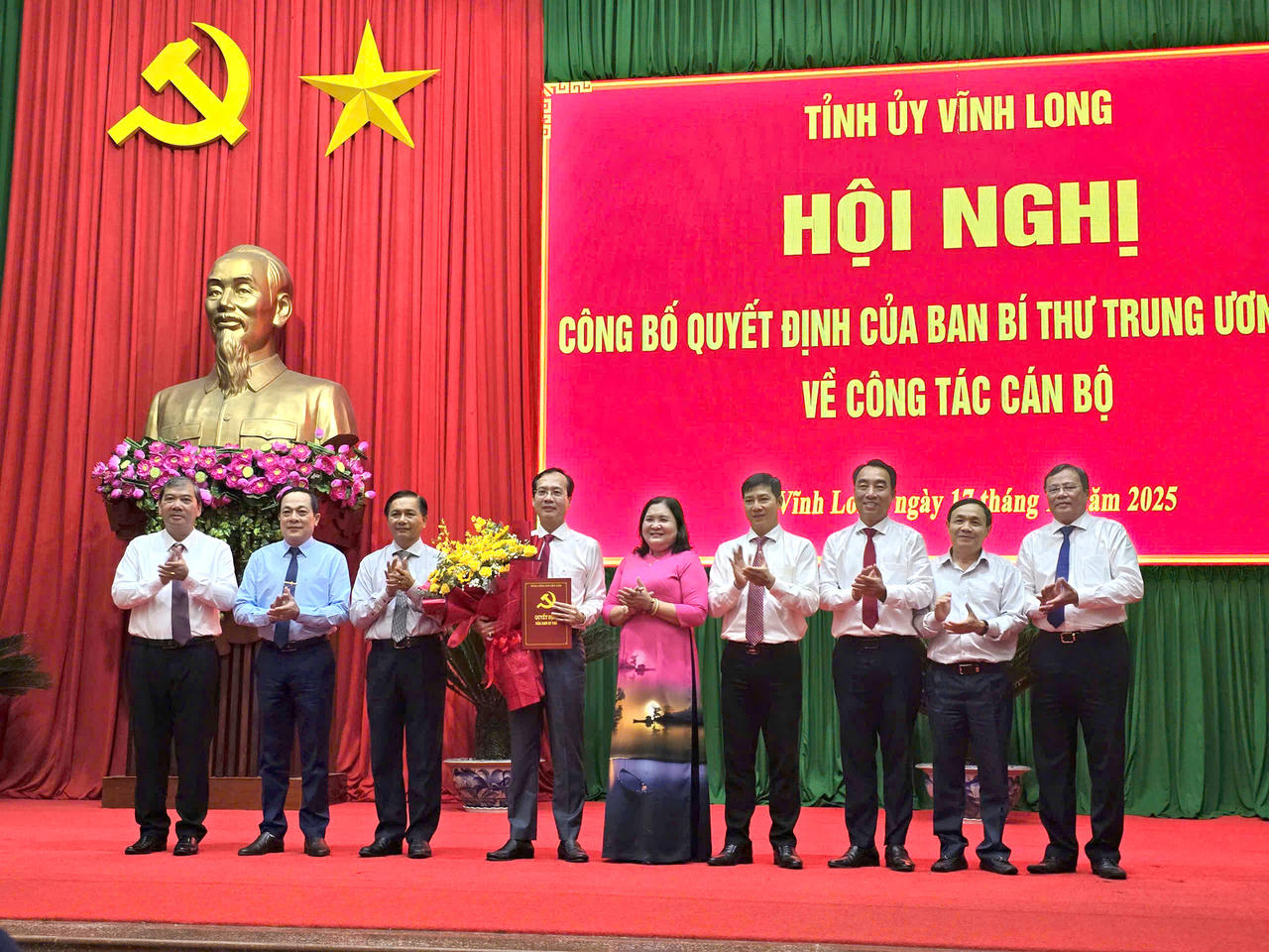 Lãnh đạo tỉnh Vĩnh Long tặng hoa chúc mừng ông Trần Trí Quang