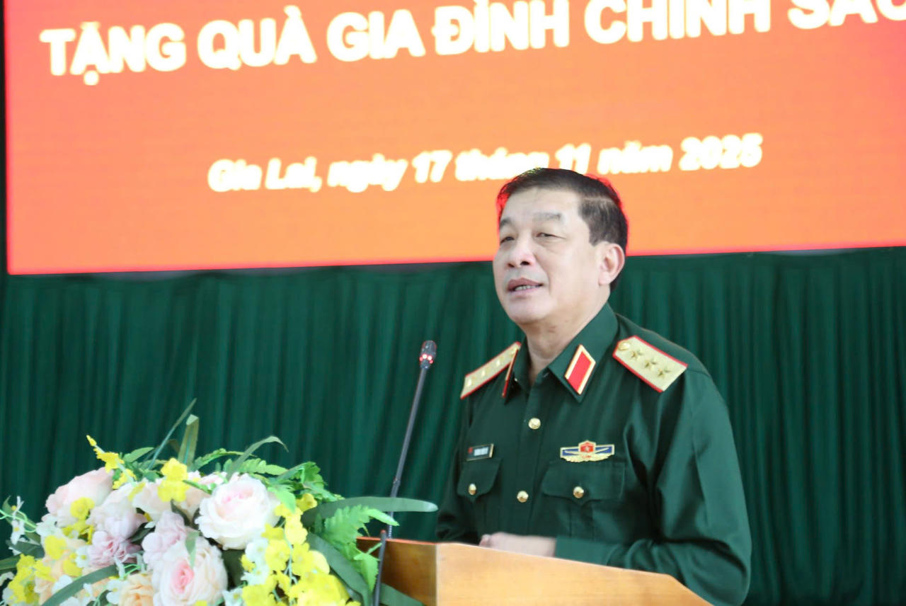 Thượng tướng Trương Thiên Tô - Phó Chủ nhiệm Tổng cục Chính trị Quân đội nhân dân Việt Nam, Phó Trưởng Ban Chỉ đạo Hội thảo phát biểu tại buổi trao tặng quà.