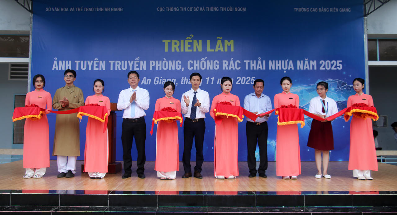 Các đại biểu thực hiện nghi thức cắt băng khai mạc triển lãm