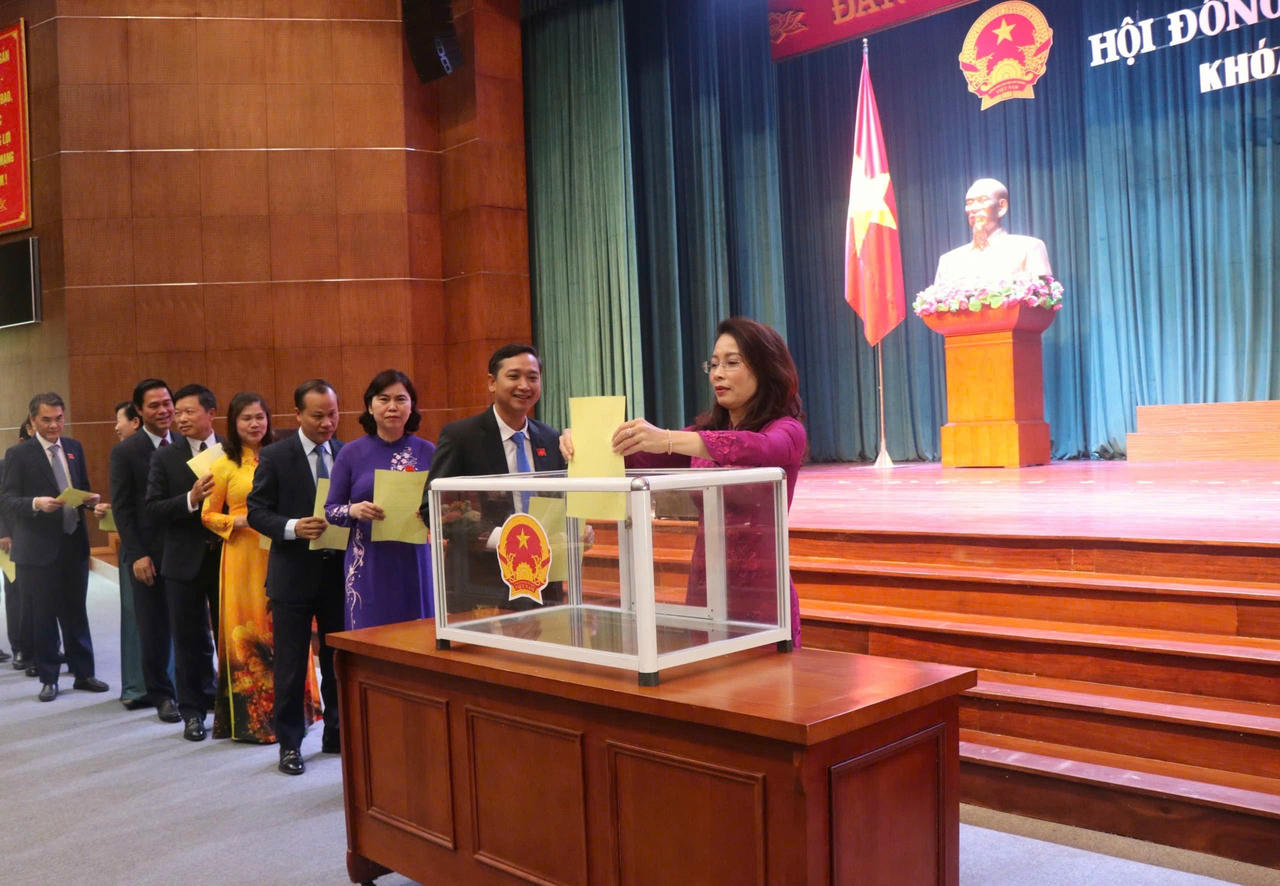 Các đại biểu HĐND tỉnh Bắc Ninh bỏ phiếu bầu chức danh Chủ tịch UBND tỉnh nhiệm kỳ 2021 - 2026.