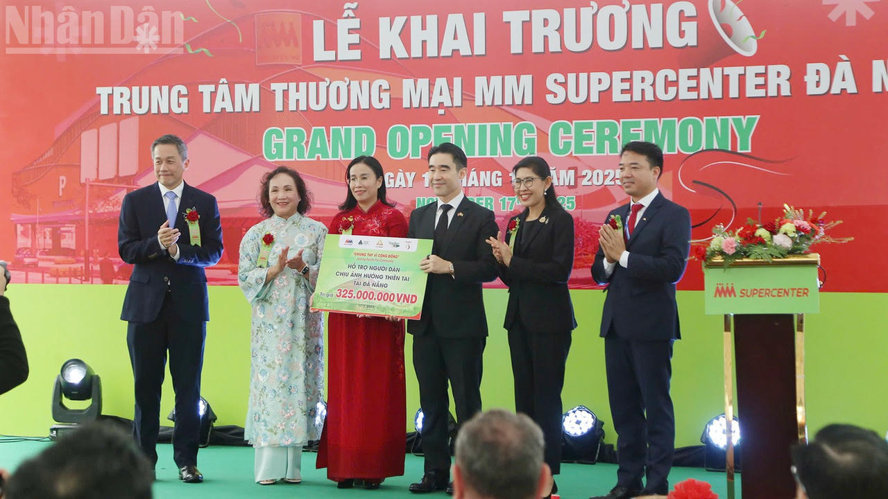 Trao hỗ trợ người dân bị ảnh hưởng bởi thiên tai.