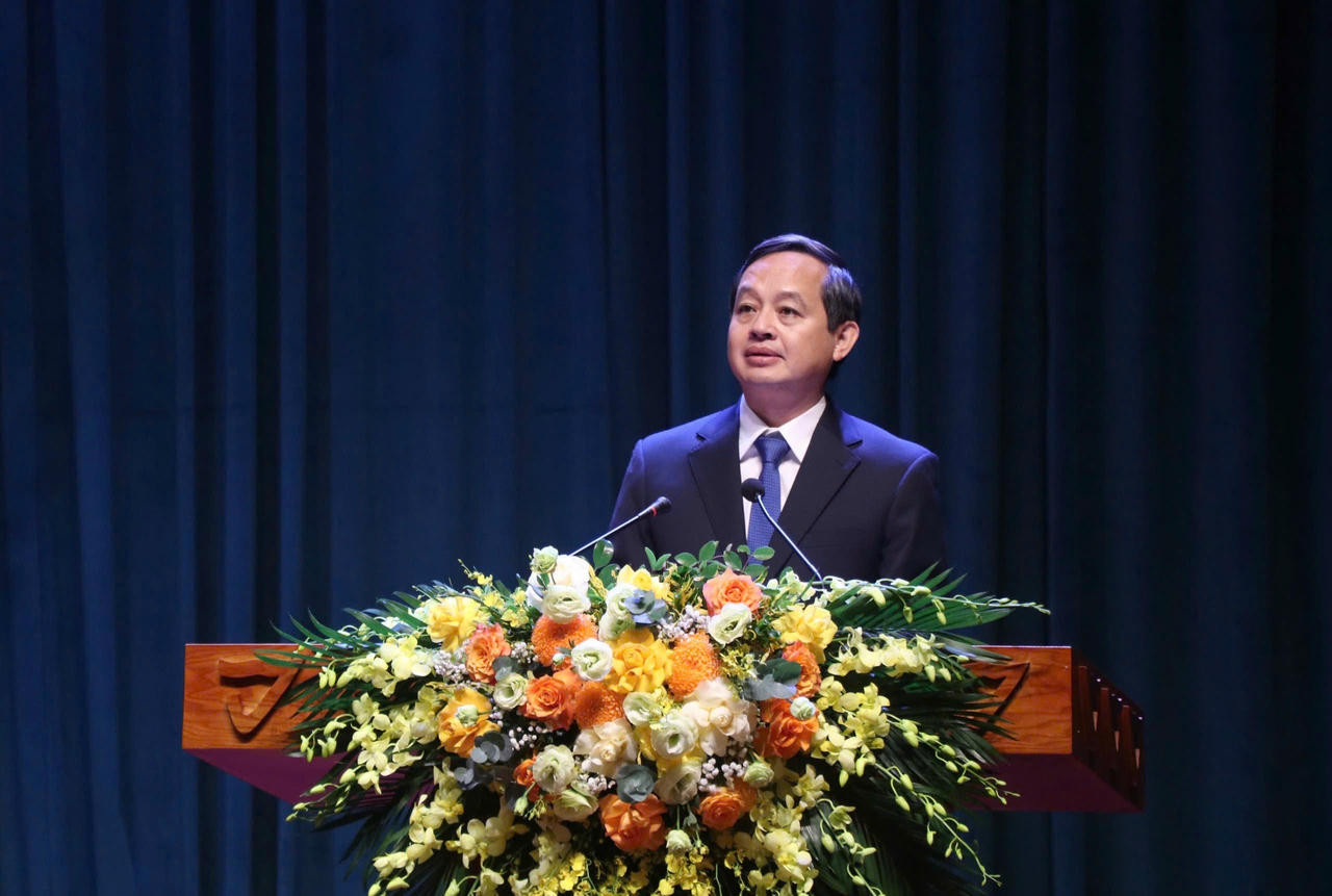 Chủ tịch UBND tỉnh Phạm Hoàng Sơn phát biểu tại kỳ họp.