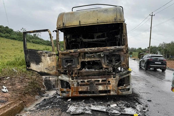 Đang lưu thông trên đường Hồ Chí Minh, xe đầu kéo chở hơn 120 xe máy cháy rụi 
