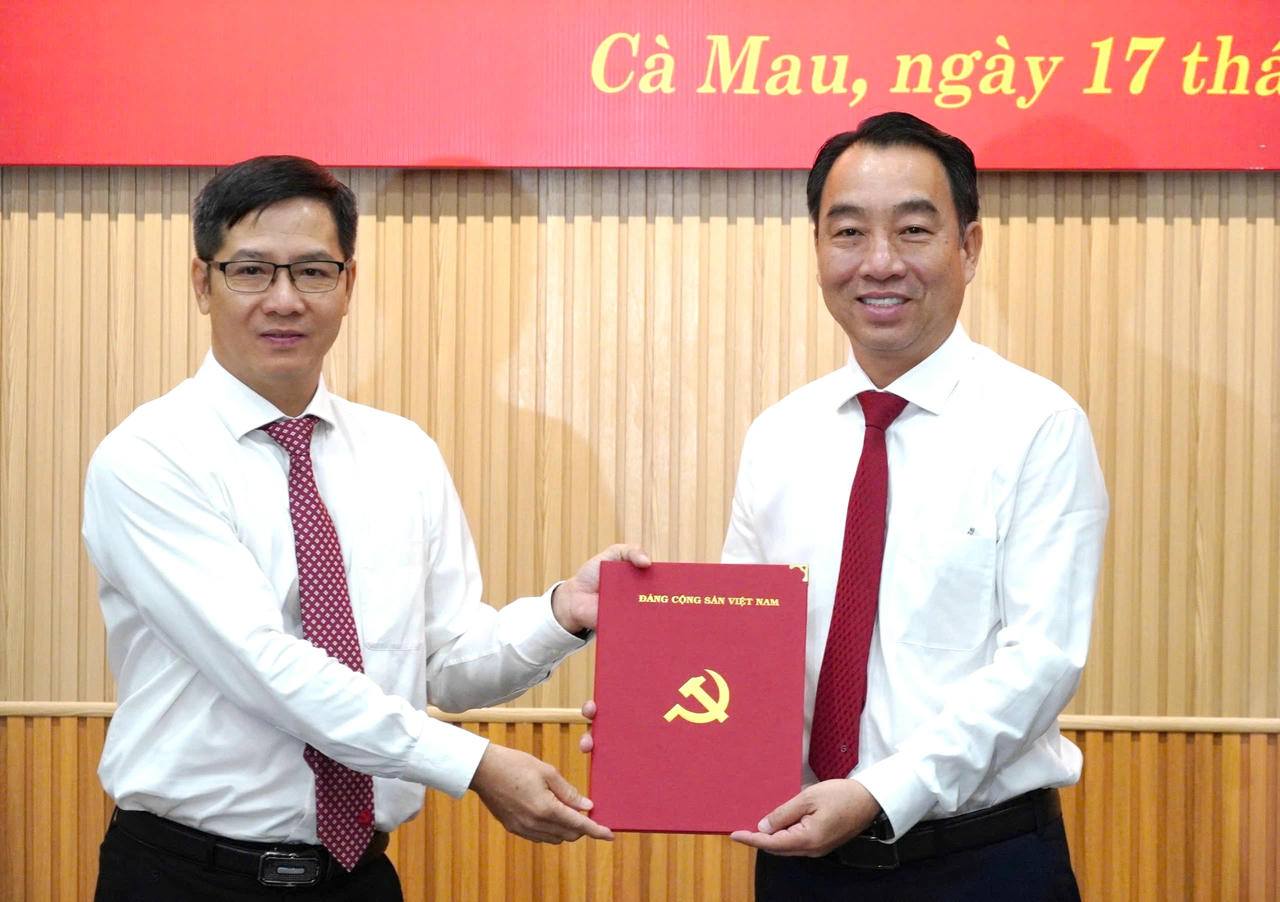 Ông Nguyễn Thành Tâm - Phó Trưởng ban Tổ chức Trung ương (bên trái) trao Quyết định của Ban Bí thư cho ông Lữ Quang Ngời – Tân Phó Bí thư Tỉnh ủy Cà Mau nhiệm kỳ 2025–2030.