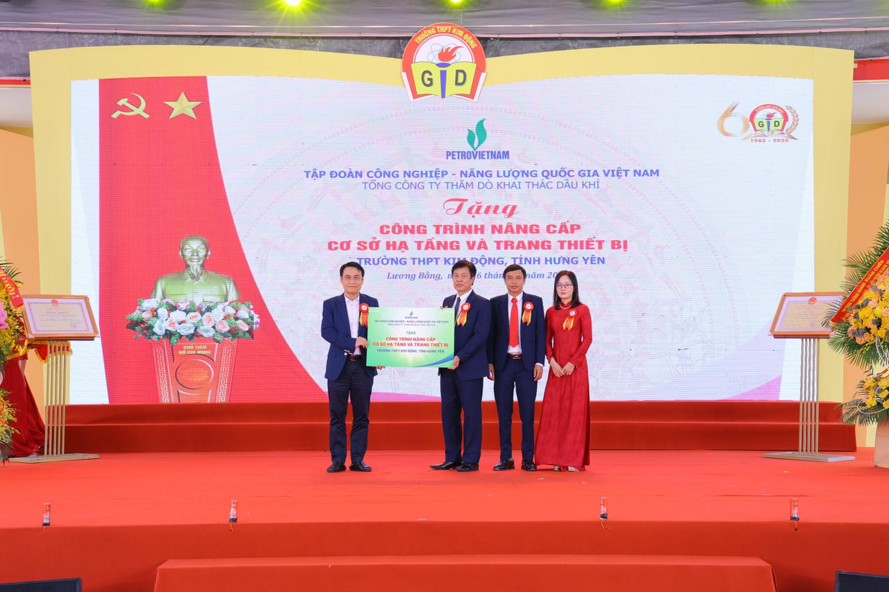 Chủ tịch PVEP Trương Quốc Lâm trao hỗ trợ nâng cấp cơ sở hạ tầng và thiết bị cho Trường THPT Kim Động. (Ảnh: Petrovietnam)