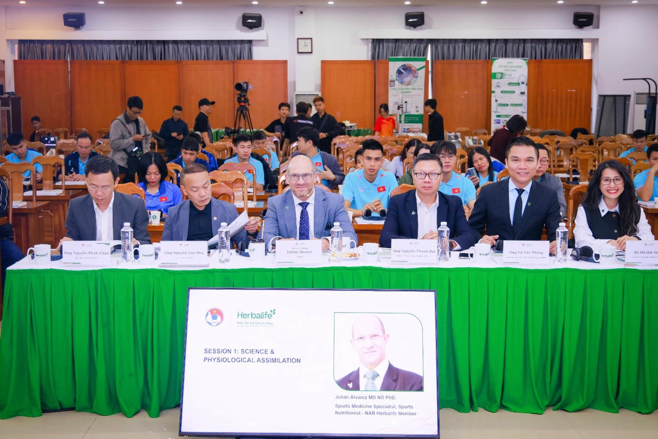 Herbalife Việt Nam đào tạo dinh dưỡng thể thao cho huấn luyện viên và cầu thủ cùng Liên đoàn Bóng đá Việt Nam