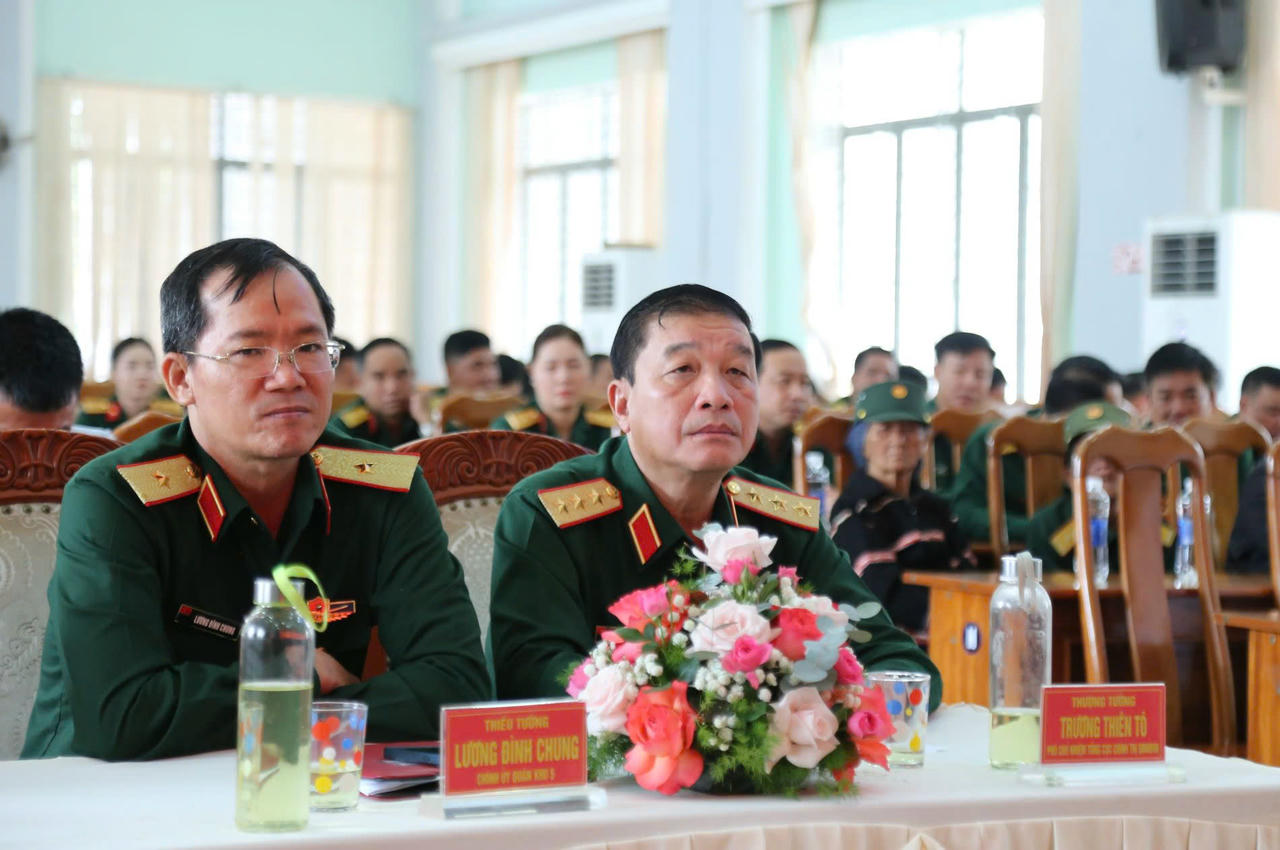 Các đại biểu tham dự buổi trao tặng quà.