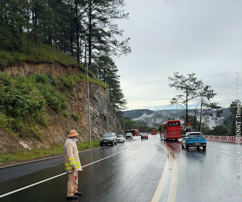 Chiến sĩ CSGT Lâm Đồng túc trực tại khu vực sạt lở đất.