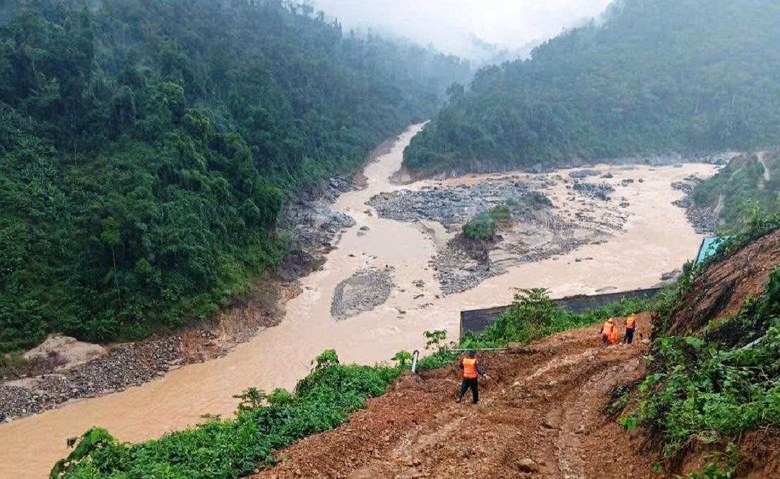 Sạt trượt nghiêm trọng tại các xã miền núi Đà Nẵng do mưa lớn.