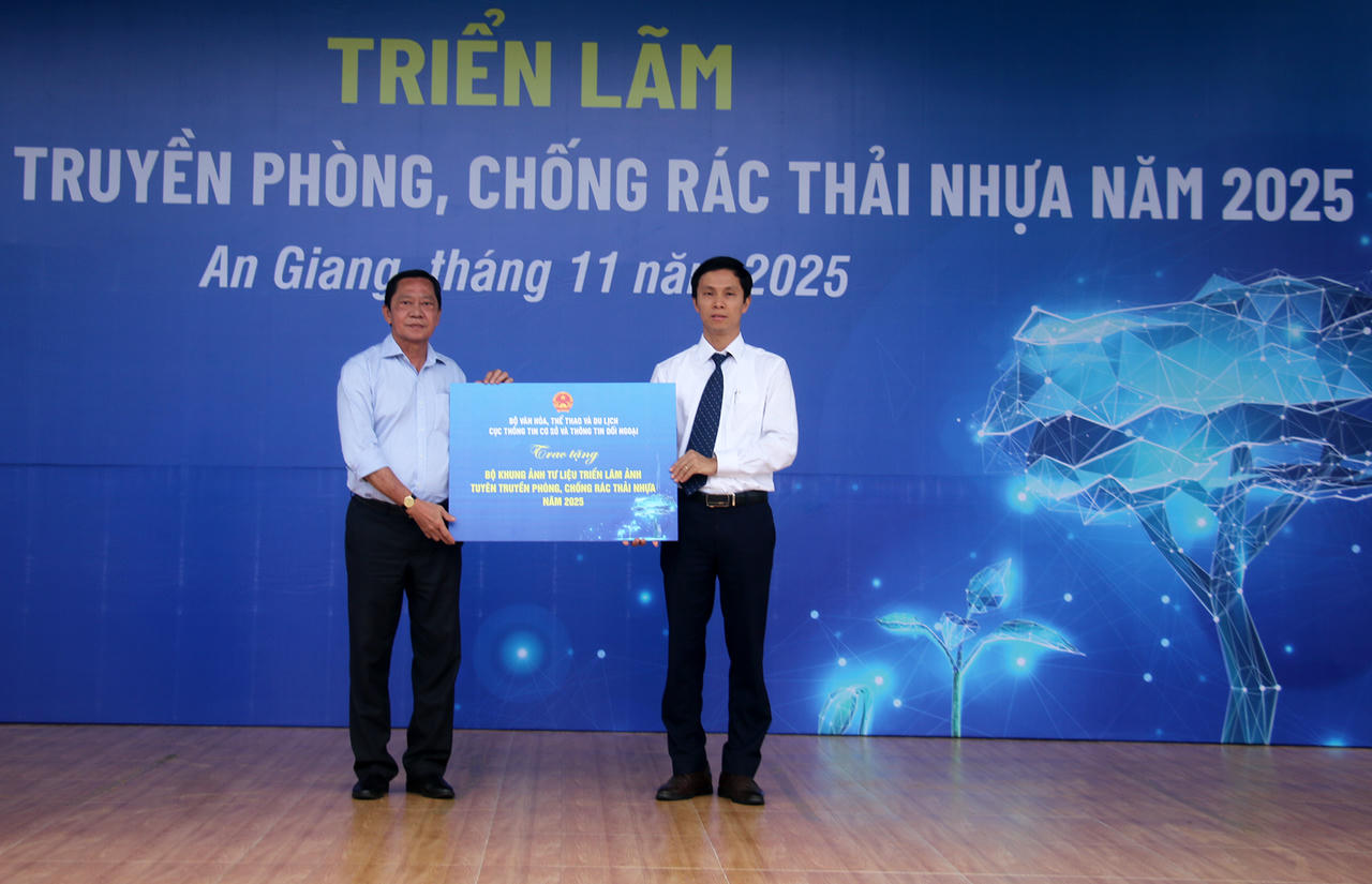 Đại diện Bộ Văn hóa, Thể thao và Du lịch chuyển giao bộ tư liệu ảnh cho Sở Văn hóa và Thể thao An Giang để tổ chức tuyên truyền, phòng, chống rác thải nhựa trên địa bàn tỉnh.