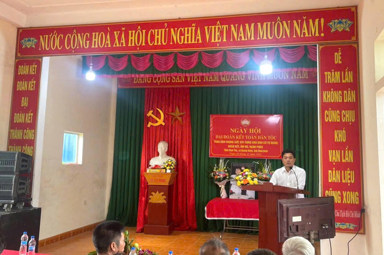 Ông Nguyễn Xuân Phương - Phó Bí thư Đảng bộ, Chủ tịch UBND xã Quang Hưng dự và phát biểu tại thôn Nam Thọ.