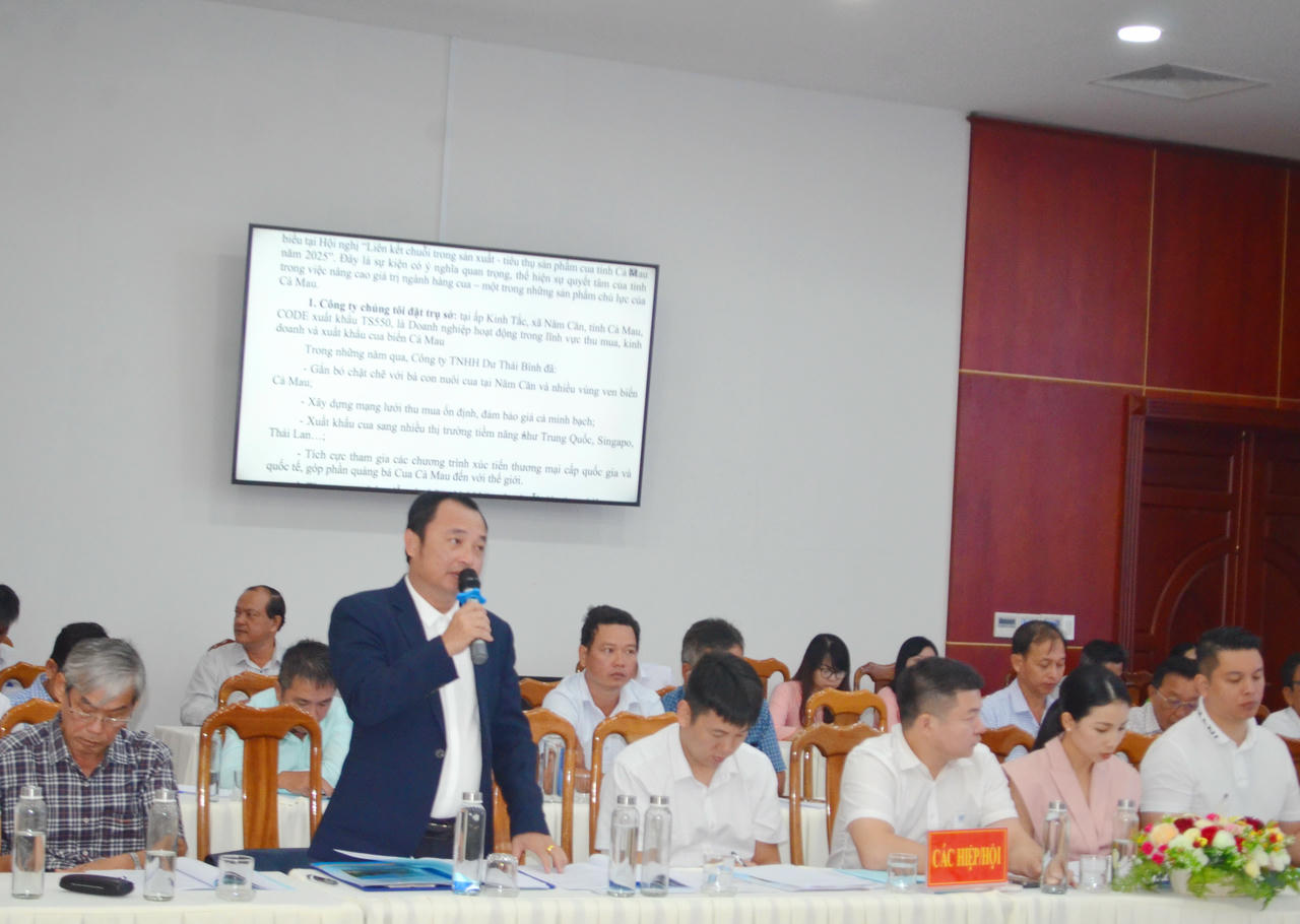 Đại diện Công ty TNHH Dư Thái Bình tham luận về phát triển chuỗi giá trị cua Cà Mau.