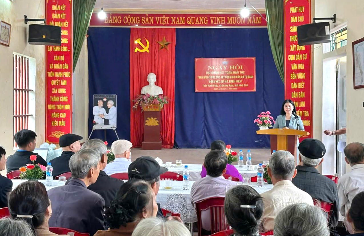 Bà Trần Thị Định - Tỉnh ủy viên - Bí thư Đảng bộ, chủ tịch HĐND xã Quang Hưng phát biểu tại ngày hội