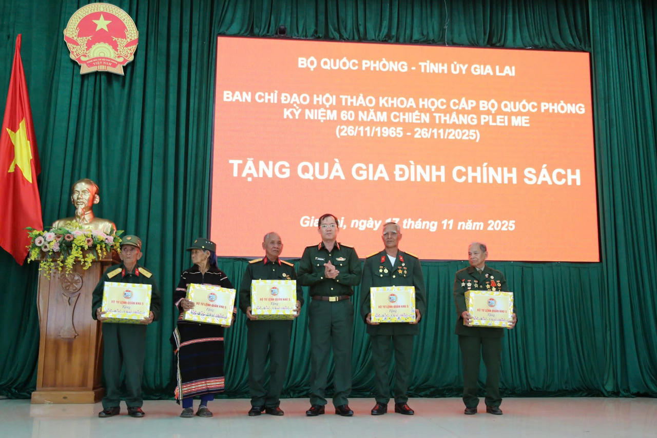 Thiếu tướng Lương Đình Chung - Chính ủy Quân khu 5 trao quà cho các nhân chứng lịch sử từng tham gia chiến dịch Plei Me.