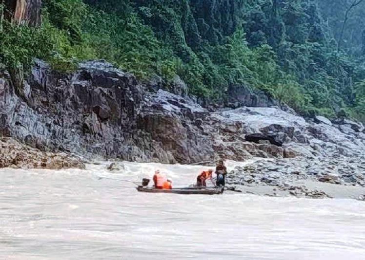Lực lượng chức năng ứng cứu thành công 2 người dân mắc kẹt giữa dòng nước lũ.&nbsp;